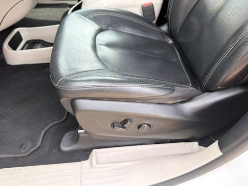 Used 2022 Chrysler Pacifica Touring-L FWD image 21