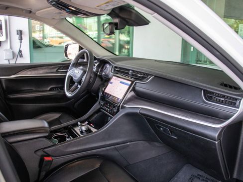 Used 2023 Jeep Grand Cherokee Limited image 18