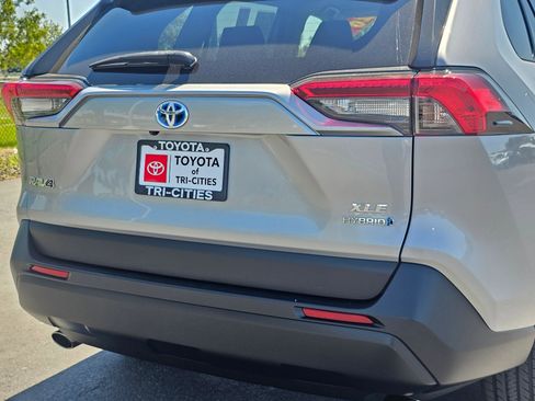 Used 2020 Toyota RAV4 XLE w/ Carpet Mat Package AWD/4WD image 13