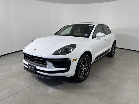 Certified 2025 Porsche Macan image 1