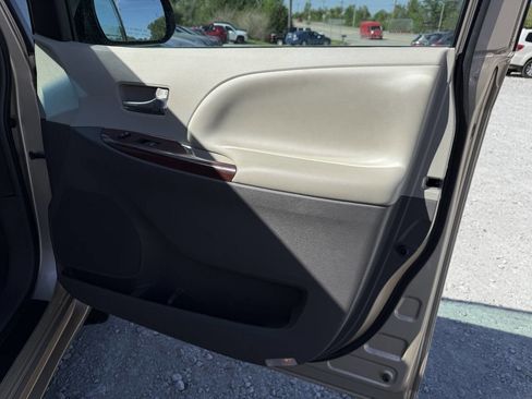 Used 2013 Toyota Sienna XLE FWD image 15