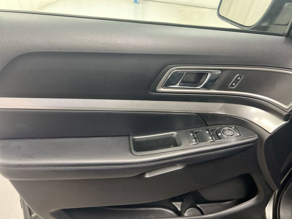 Used 2017 Ford Explorer XLT FWD image 20