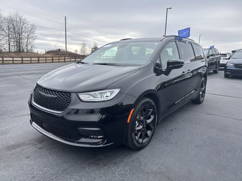 Used 2025 Chrysler Pacifica Limited image 2