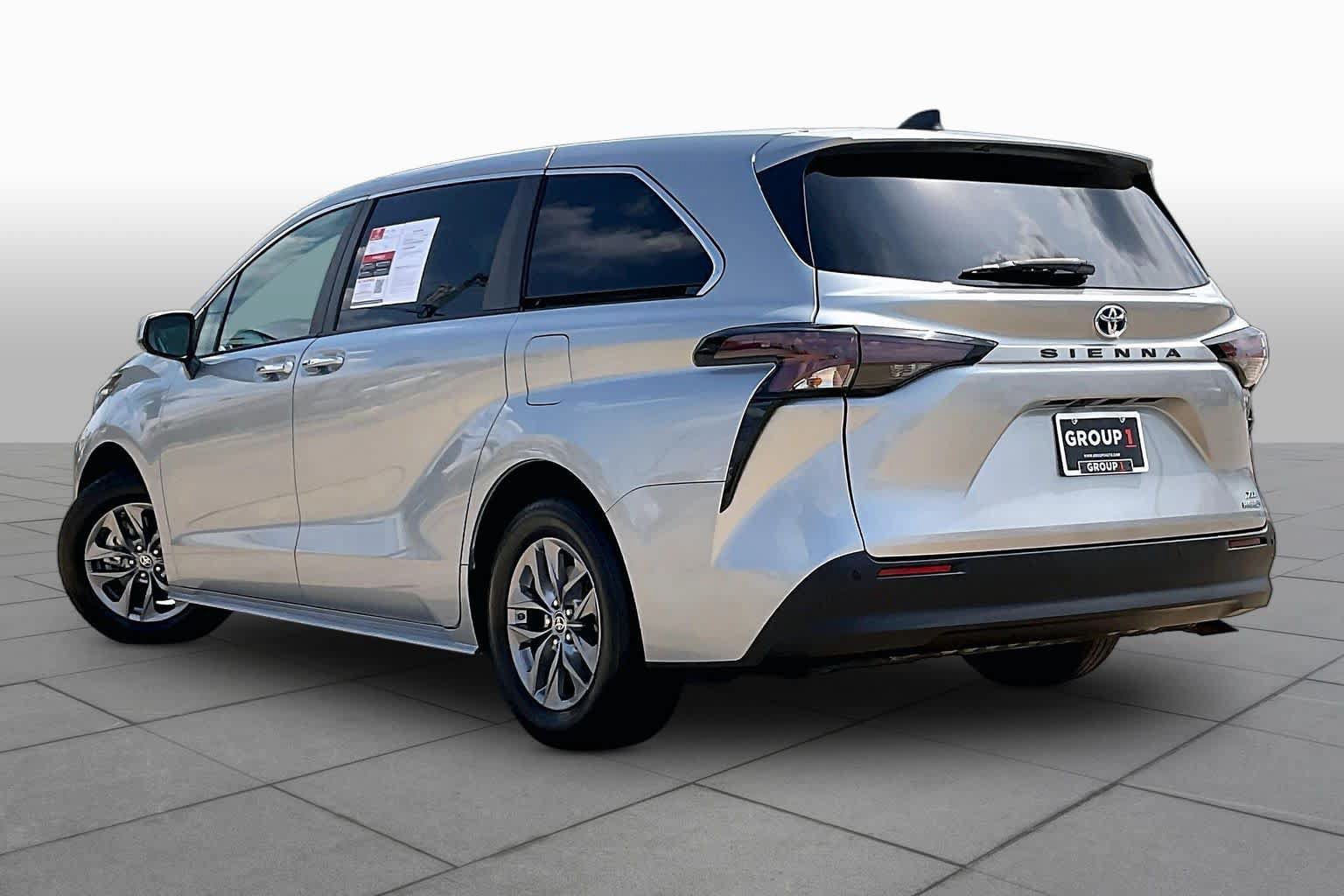 Used 2023 Toyota Sienna XLE FWD image 10