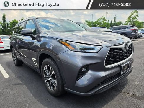 Used 2023 Toyota Highlander XLE FWD image 3