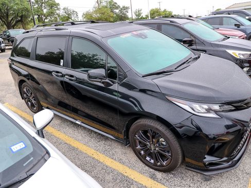 Used 2025 Toyota Sienna XSE w/ XSE Plus Package FWD image 6