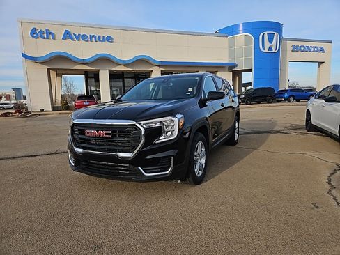 Used 2024 GMC Terrain SLE image 3