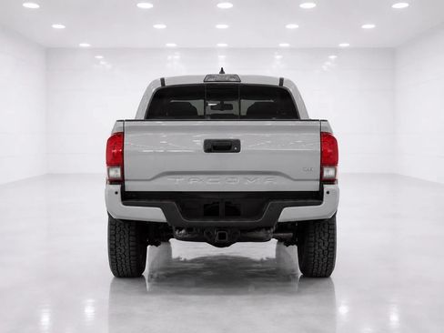 Used 2017 Toyota Tacoma TRD Off-Road w/ Premium & Technology Package AWD/4WD image 4