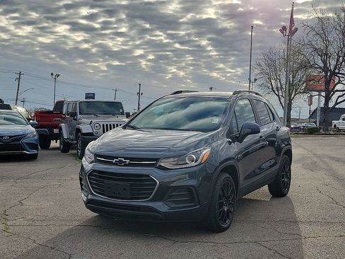 Used 2022 Chevrolet Trax LT w/ Sport Edition image 2