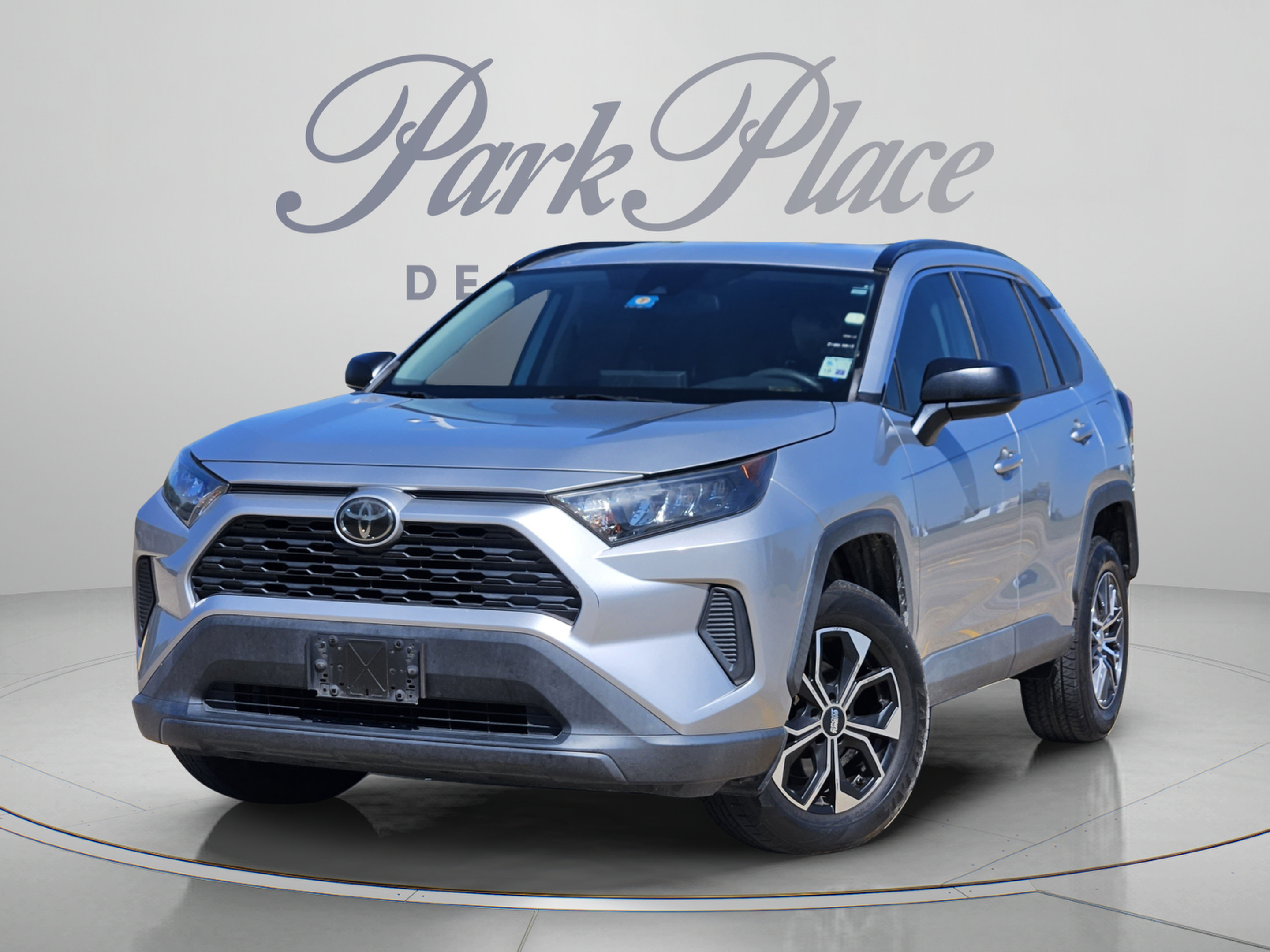 Used 2019 Toyota RAV4 LE FWD image 1
