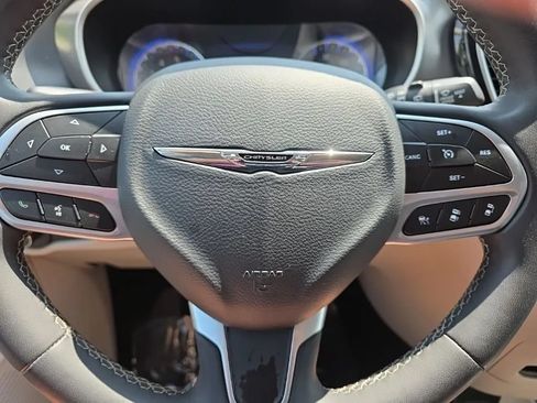 Used 2023 Chrysler Pacifica Touring-L FWD image 24