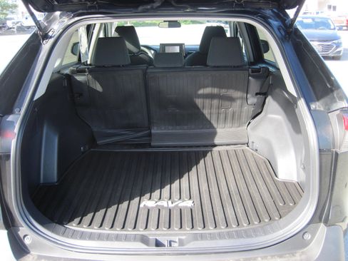 Used 2021 Toyota RAV4 LE AWD/4WD image 6