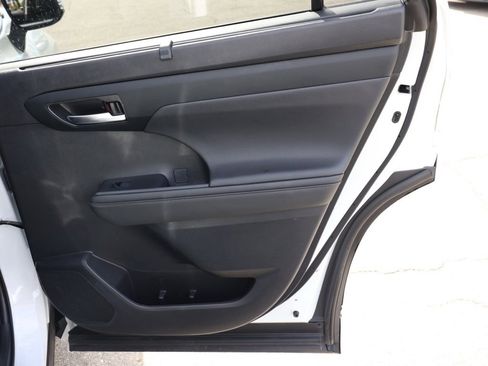Used 2024 Toyota Highlander XLE image 19