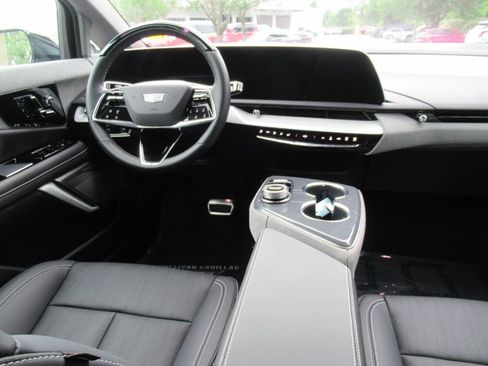 Certified 2025 Cadillac Optiq Sport 2 w/ LPO, Floor Liner Package AWD/4WD image 14