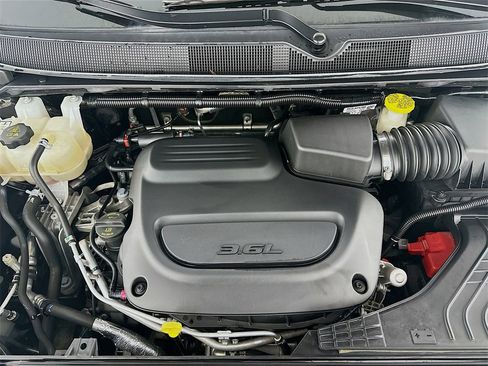 Used 2023 Chrysler Voyager LX image 29