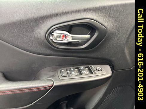 Used 2022 Jeep Cherokee Trailhawk image 25