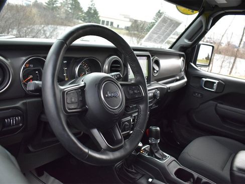 Certified 2022 Jeep Gladiator Willys image 13