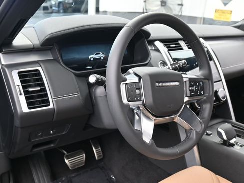 Used 2026 Land Rover Discovery Limited Edition image 17