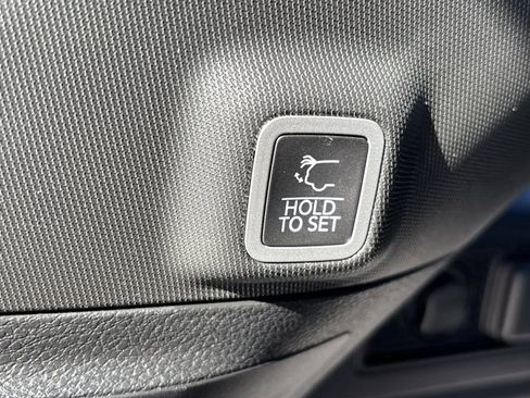 Used 2023 Jeep Grand Cherokee Altitude image 8