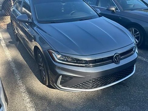 Used 2025 Volkswagen Jetta SE FWD image 2