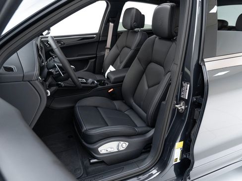 Certified 2025 Porsche Macan AWD/4WD image 5