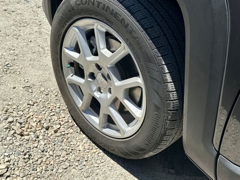 Used 2020 Jeep Renegade Latitude w/ UConnect 8.4 Nav Group AWD/4WD image 11