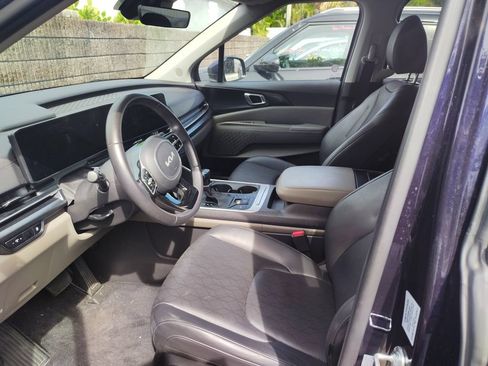 Used 2025 Kia Carnival FWD image 5