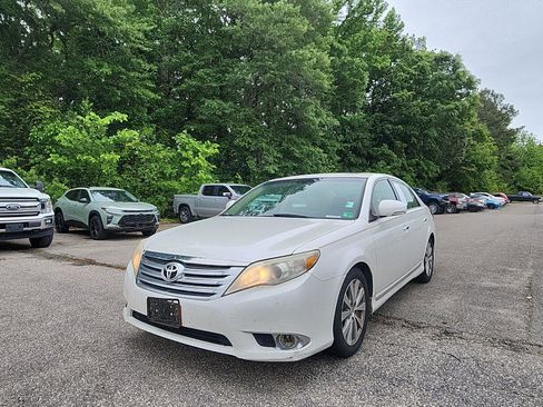 Used 2011 Toyota Avalon Limited FWD image 1