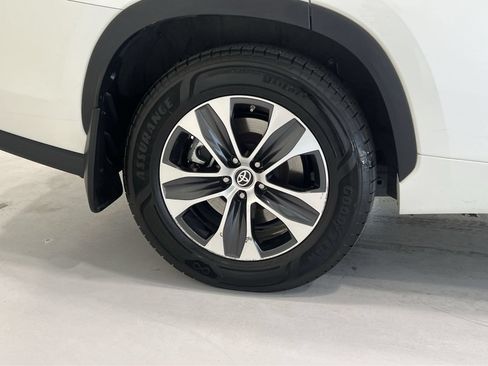 Used 2021 Toyota Highlander XLE AWD/4WD image 10