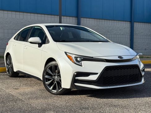 Used 2023 Toyota Corolla SE image 3