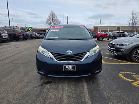 Used 2011 Toyota Sienna LE image 2