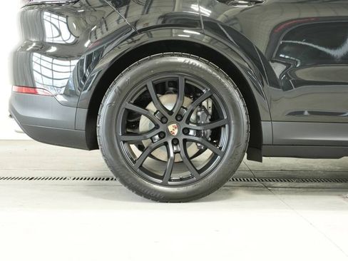 Certified 2025 Porsche Cayenne image 40
