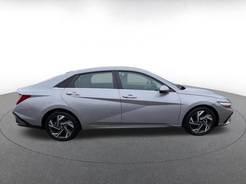 Used 2025 Hyundai Elantra SEL image 16