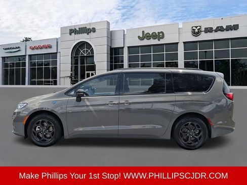 Used 2025 Chrysler Pacifica Premium FWD image 6