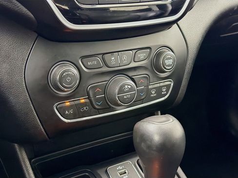 Used 2019 Jeep Cherokee Limited image 18