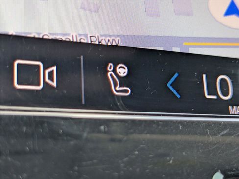 Used 2023 Volvo XC40 B5 Plus image 26