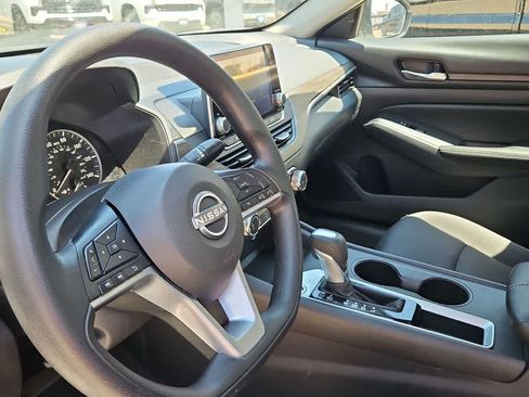 Used 2025 Nissan Altima 2.5 SV FWD image 10