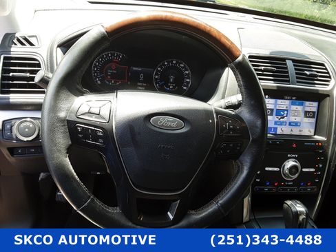 Used 2019 Ford Explorer Platinum image 18