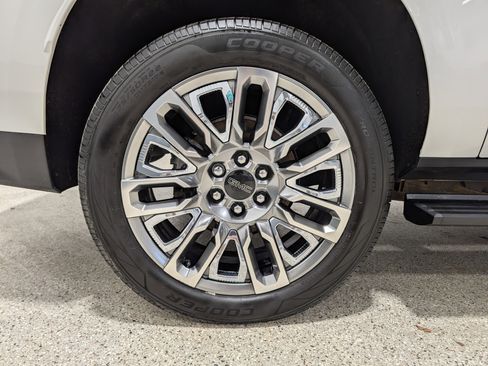 Used 2023 GMC Yukon XL Denali Ultimate image 13