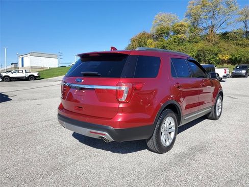 Used 2017 Ford Explorer XLT w/ Equipment Group 202A image 4