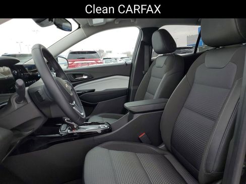 Used 2025 Chevrolet Trax LT w/ LT Convenience Package image 6