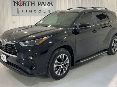 Used 2025 Toyota Highlander XLE image 5