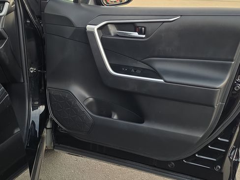 Used 2021 Toyota RAV4 XLE Premium image 32