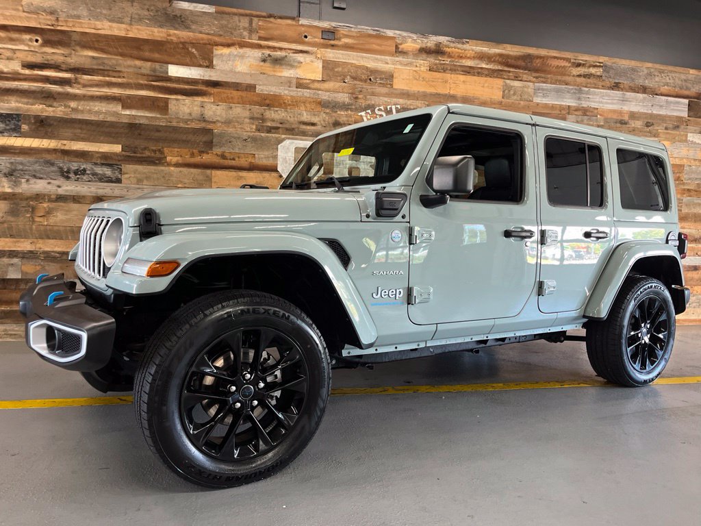 Used 2024 Jeep Wrangler Unlimited Sahara w/ Safety Group AWD/4WD image 17