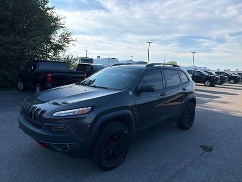Used 2018 Jeep Cherokee Trailhawk w/ Quick Order Package 27L AWD/4WD image 2