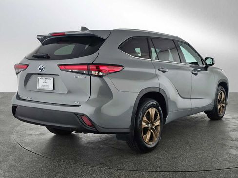 Used 2022 Toyota Highlander Bronze Edition image 3