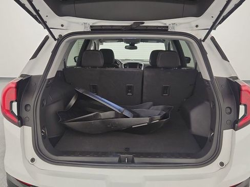 Used 2024 GMC Terrain SLE w/ Driver Convenience Package image 13