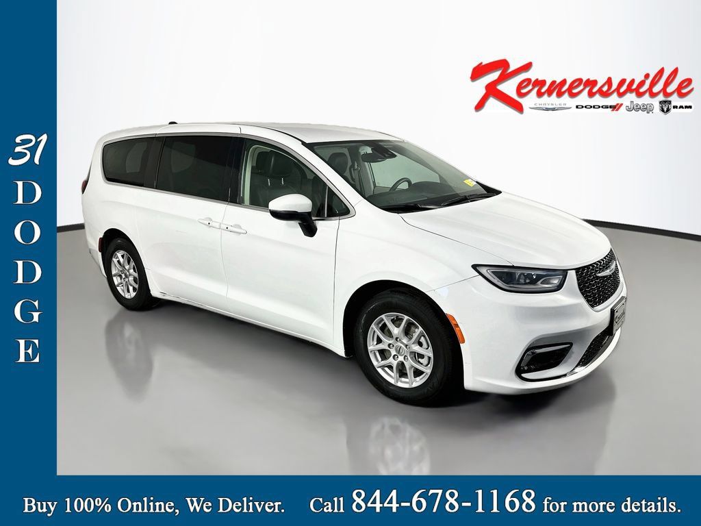 Used 2023 Chrysler Pacifica Touring-L FWD image 1