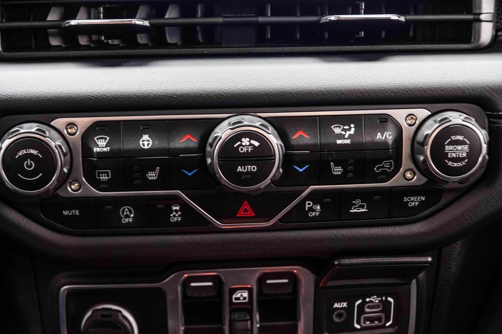 Used 2024 Jeep Gladiator Rubicon w/ Technology Group AWD/4WD image 32