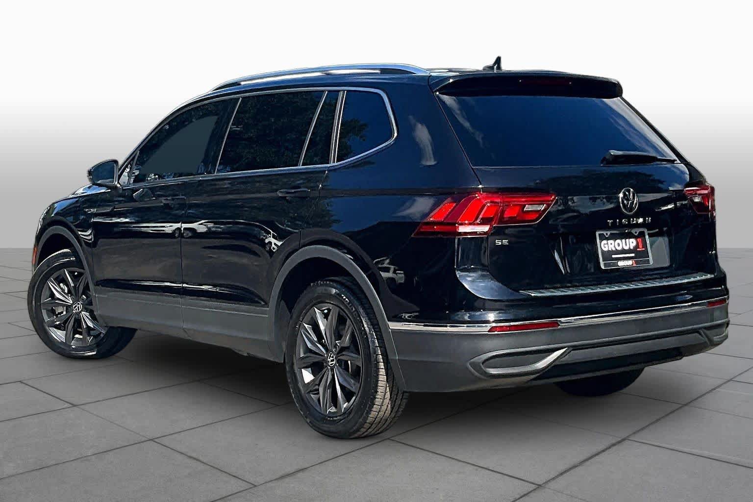 Used 2022 Volkswagen Tiguan SE w/ Panoramic Sunroof Package FWD image 12
